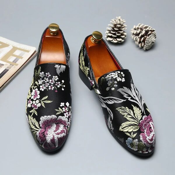 Man Casual Shoes Men Comfortable Driving Loafers Light Moccasins Men Retro Embroidery Party Wedding Flats - Image 2
